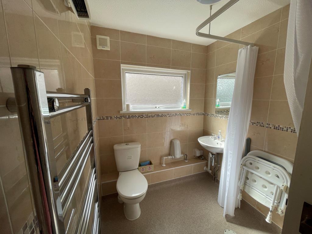 Lot: 118 - CHALET BUNGALOW FOR STRUCTURAL REPAIR - Wet room with W.C.